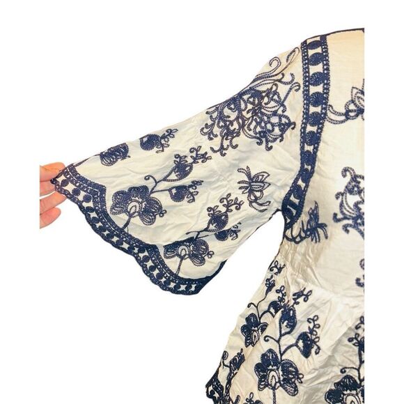 Kindred Women's Peasant Embroidery Scalloped White Navy Top Small - Picture 3 of 5